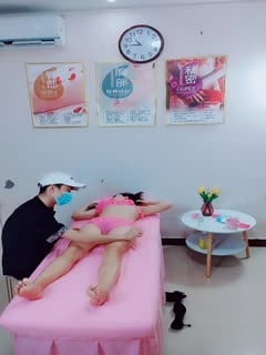 专业私密按摩会所，男技师给女客户推油，饥渴难耐后入操操女上位啪啪做爱第01集}