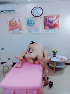 专业私密按摩会所，男技师给女客户推油，饥渴难耐后入操操女上位啪啪做爱第03集}