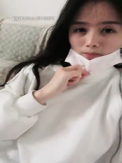 【污萌少女】高颜值美乳妹子跳蛋自慰，撩起衣服露奶跳蛋震动掰穴特写，很是诱惑喜欢不要错过第01集}