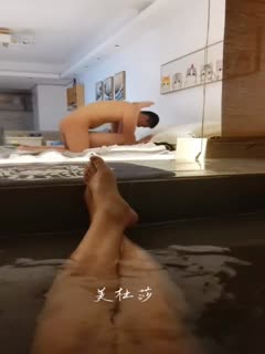 推特大神美杜莎 客户玩累了，让绿帽来接力。骚逼刚抽出客户的鸡吧，老公的鸡吧又进去了2}