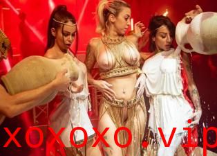 【原档首发】女同性恋辣妹 Benny Green Jessy Jey Marika Milani 一起分享一个巨大的白色鸡巴。}