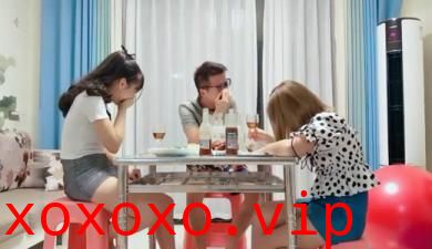 小哥剧情演绎吃饭灌醉两个妹子_放在坐子上后入啪啪.}