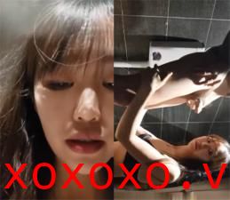 长发美女雪儿粉和男粉丝在网吧厕所约啪，爽到高潮但不敢叫出.}